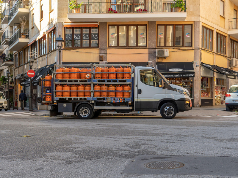 Camión de reparto y venta de bombonas de gas butano de la multinacional española Repsol en Mallorca