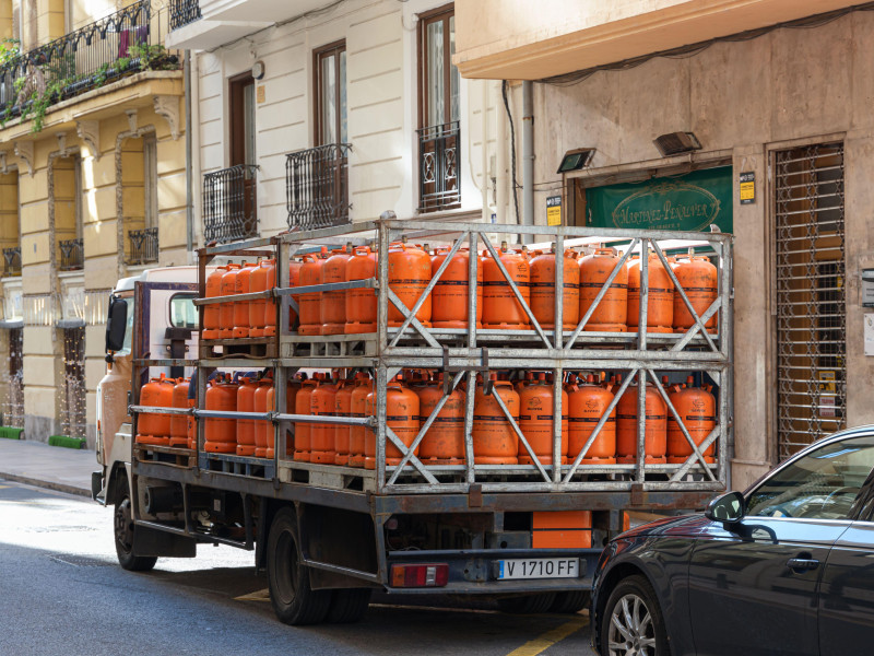 Bombonas de butano en un camión en Valencia