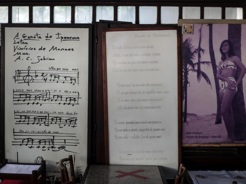 Fotografía del 7 de julio que meustra la partitura de la canción "Garota de Ipanema", la antigua calle Montenegro de Río de Janeiro (Brasil). Poeta y diplomático. El blanco más negro de Brasil. Así se describió Vinicius de Moraes, el eterno maestro de la "bossa nova".