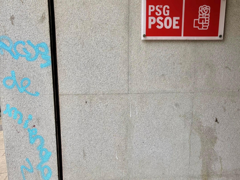 Pintada en el portal de la sede del PSdeG en Lugo