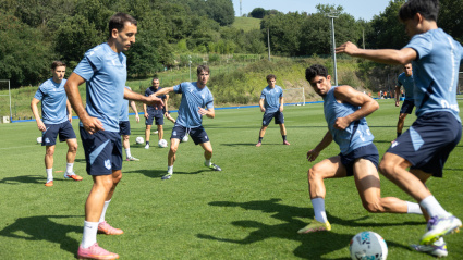 Los jugadores de la Real Sociedad durante una sesión de trabajo en Zubieta