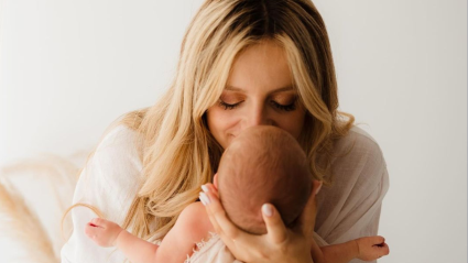Una madre junto a su hijo