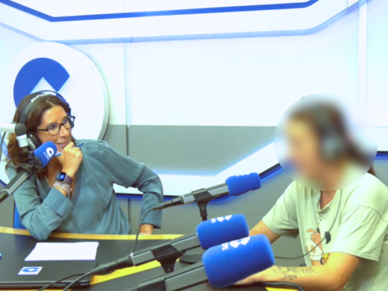 Pilar García de la Granja junto a Sara, madre de cinco hijos y beneficiaria de Red Madre