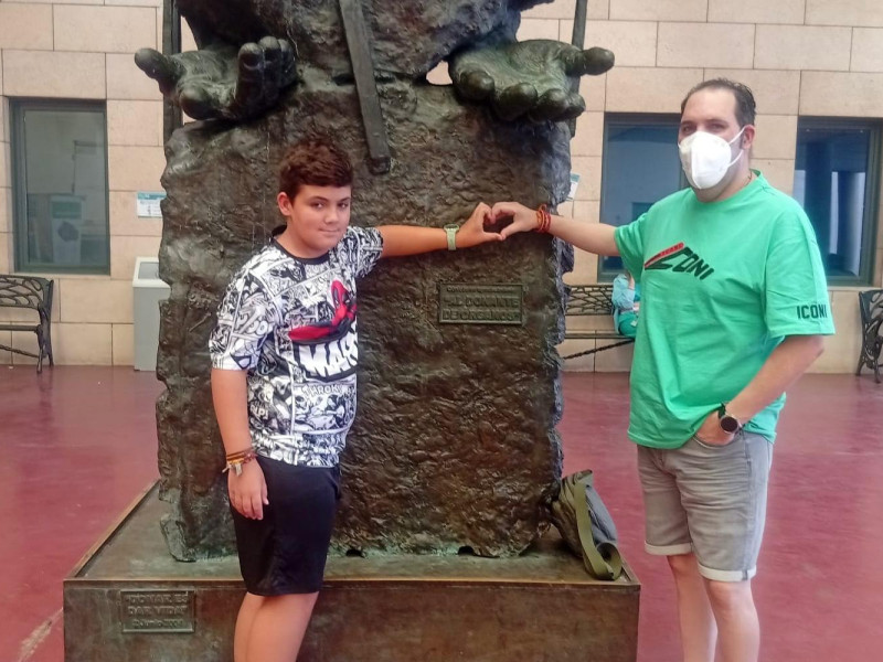 Iván junto a su hijo en el monumento dedicado a los donantes