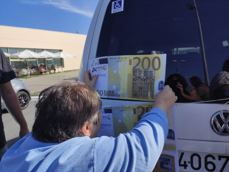 Aspace coloca uno de los 'billetes' de 200 euros en un vehículo en Sada