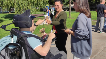 Un usuario de Aspace en silla de ruedas conciencia a viandantes en Sada (A Coruña)