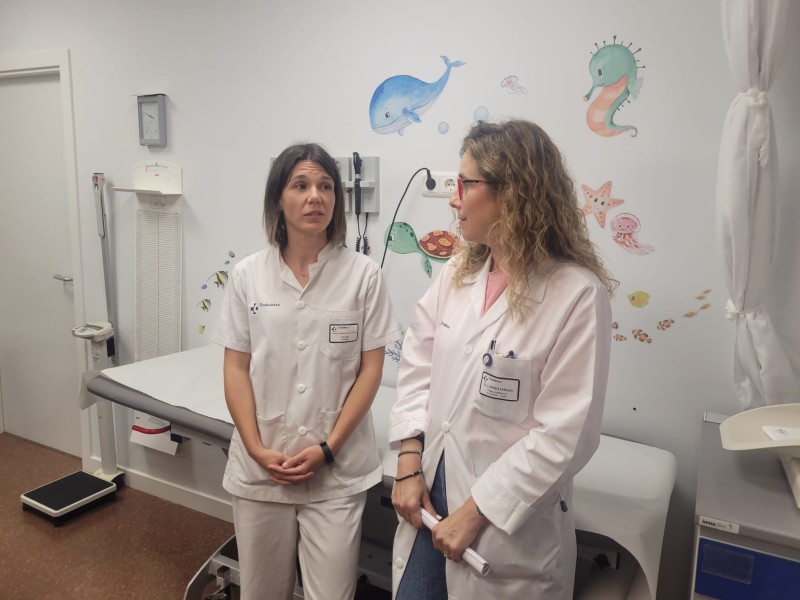 Garazi Ormazabal, pediatra y Eli Urrestarazu, médico de familia y jefa de Atención Primaria