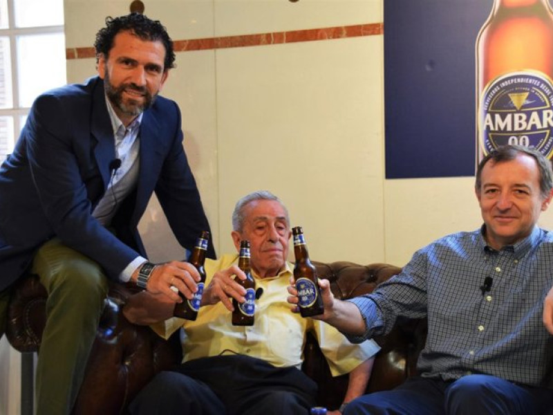 Enrique Torgue, director comercial de Ambar (a la izquierda de la imagen), junto con el maestro cervecero que creó la cerveza sin alcohol, Juan Antonio Corchón (en el centro), en una imagen de Europa Press en 2016