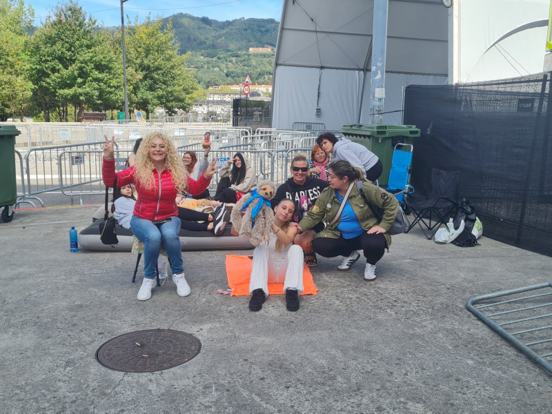 Varias fans de Sebastián Yatra a las puertas de La Ería