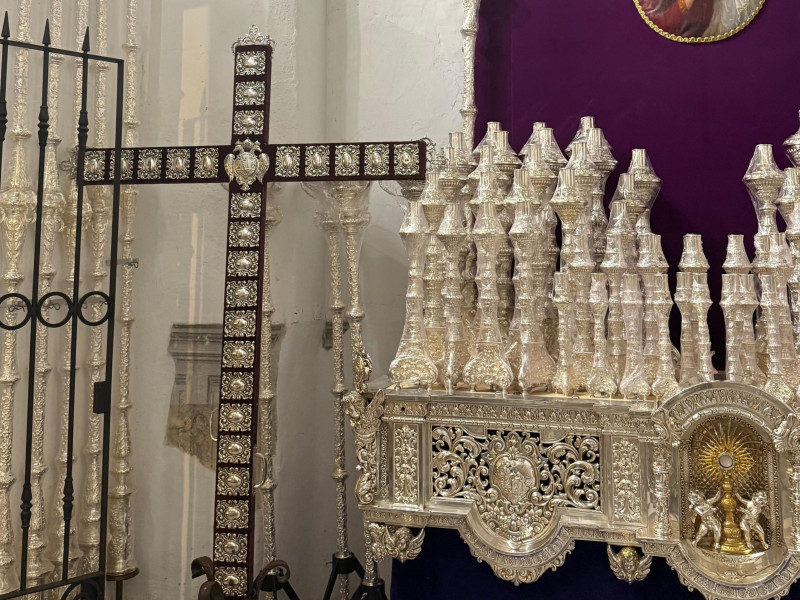 Tras la Cruz de Guía se aprecia un detalle de las pinturas murales del siglo XVIII recuperadas durante la restauraciónj