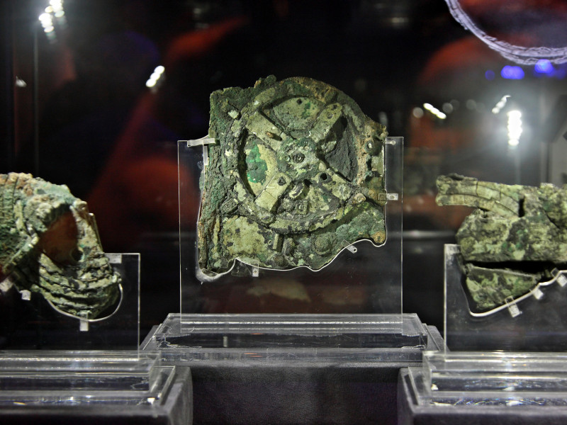F2JRP3 The Antikythera mechanism, world's oldest "computer" in the National Archaeological Museum of Athens, Greece.