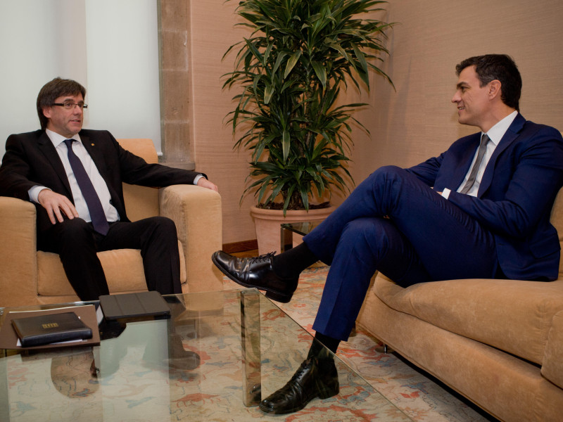 El presidente regional catalán, Carles Puigdemont (i), se reúne con el líder del Partido Socialista español, Pedro Sánchez (d), en el Palau de la Generalitat de Barcelona.