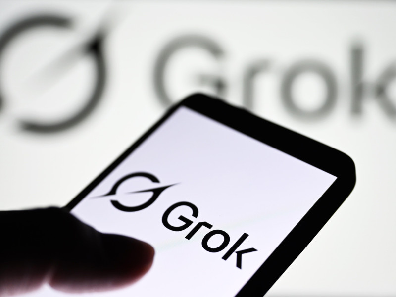 Se ve el logotipo de Grok de un chatbot de inteligencia artificial generativa desarrollado por xAI en un teléfono inteligente.