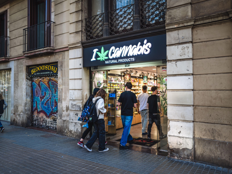 Fotografía de una tienda de cannabis en Barcelona