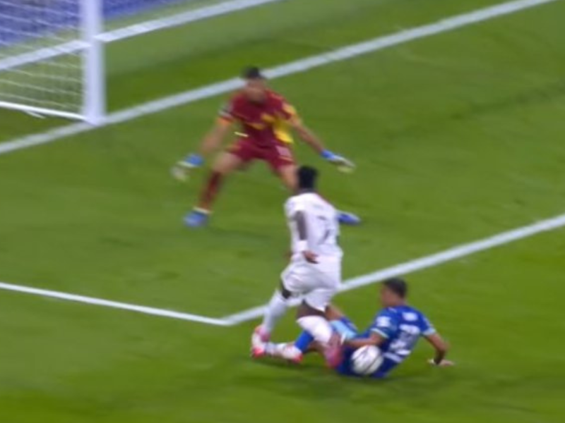 La mano de Medina durante el Real Madrid - Olympique de Marsella