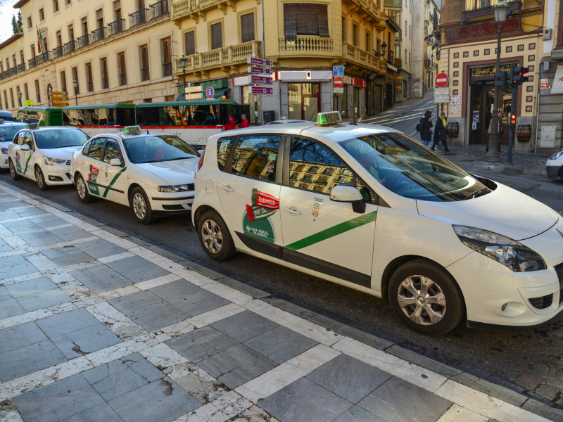 Fila de taxis en la carretera, Granada
