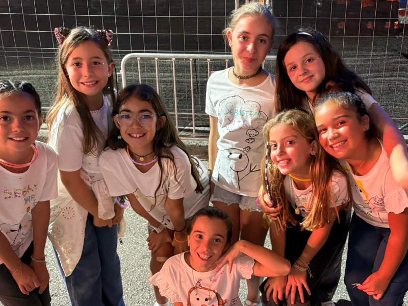 El grupo de niñas que subieron al escenario con Sebastián Yatra, al término del concierto