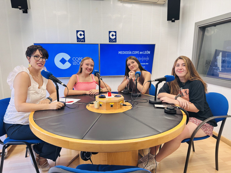 Las concursantes en COPE León con Esther Peñalba Aller y Camino Diez