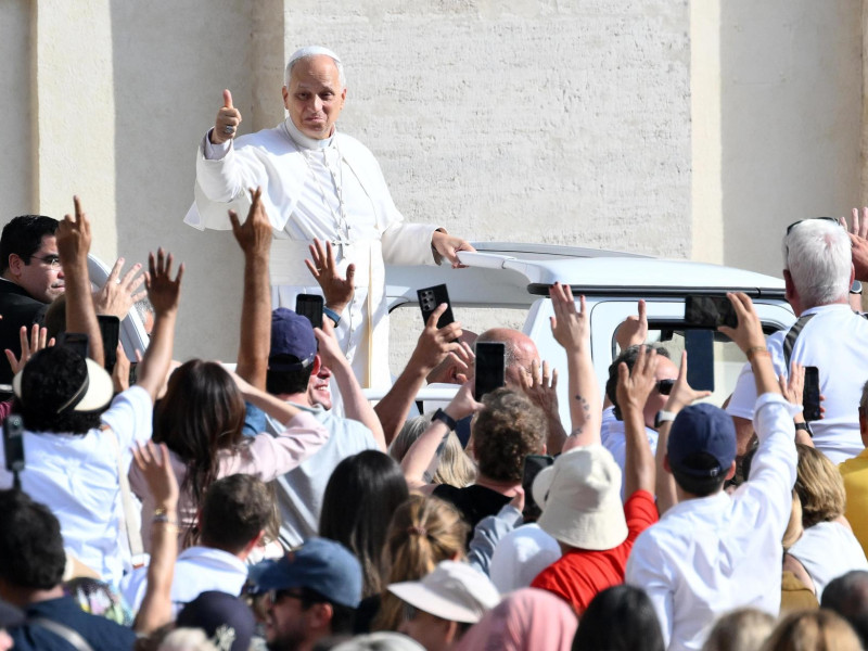 VATICAN CITY (Vatican City State (Holy See)), 17/09/2025.- Pope Leo XIV (C) arrives to lead the weekly general audience in Saint Peter's Square, Vatican City, 17 September 2025. (Papa) EFE/EPA/ETTORE FERRARI
