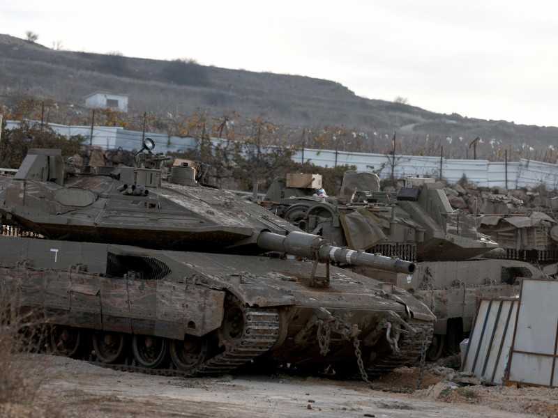 Tanques israelíes desplegados junto a la frontera de Israel con Siria