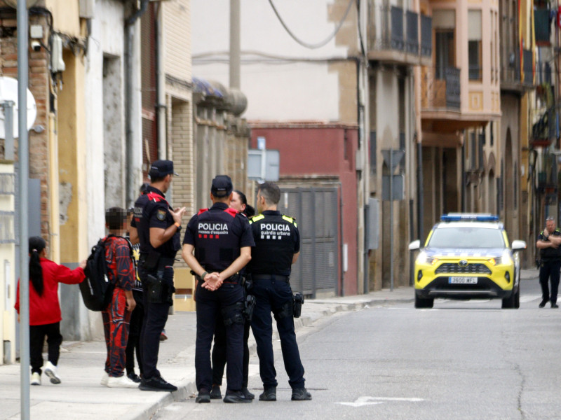 Mossos i Policia Local de Balaguer conversen amb una família de l'escola Àngel Guimerà.