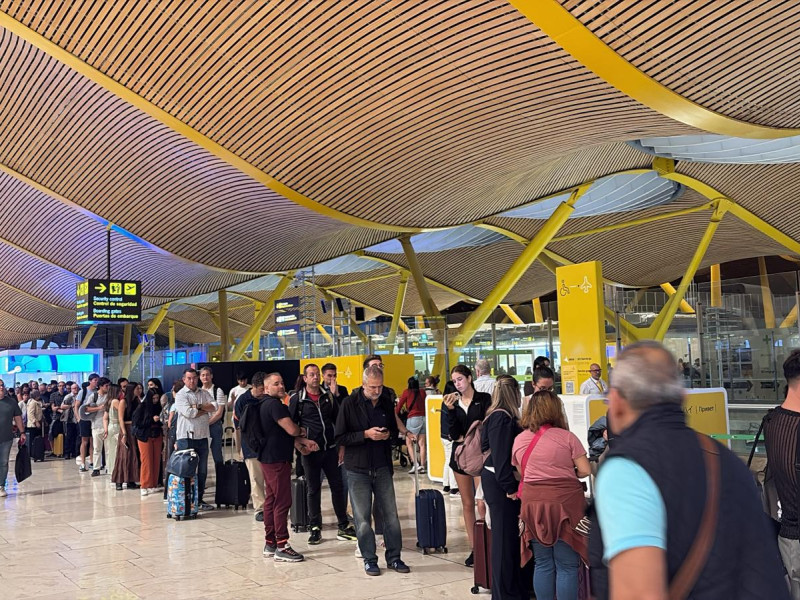 Los pasajeros que hayan perdido su vuelo por la huelga de seguridad en Barajas pueden reclamar el precio del billete a AENA