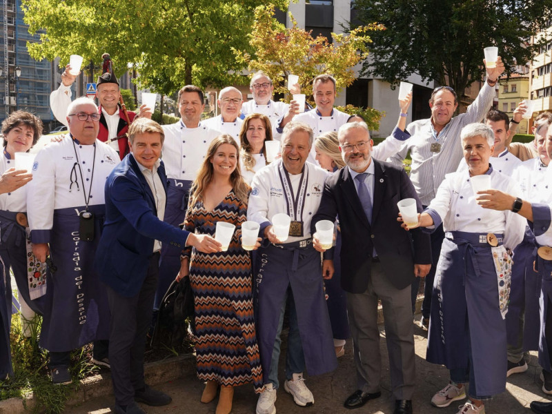 Miguel Angel De Dios, cofrade mayor, celebra junto a otros cofrades la declaración de Fiesta de Interés Turístico Nacional