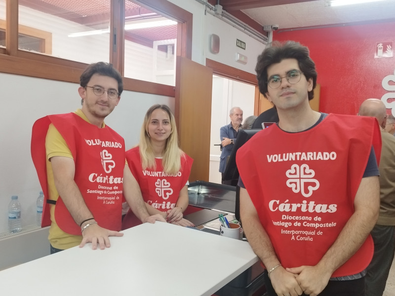 Utku y sus compañeros son de Turquía y trabajan como voluntarios de Cáritas