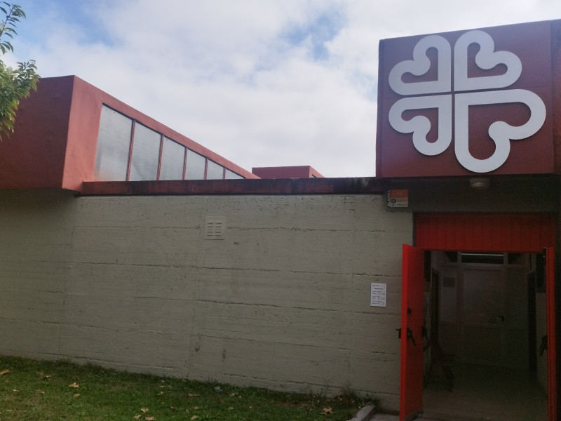 Entrada al economato de Cáritas del Barrio de las Flores (A Coruña)