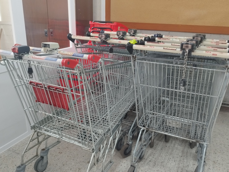 Carritos de compra en el economato de Cáritas