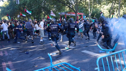 Cargas policiales a varias personas que protestan a favor de Palestina en Atocha, el día de la etapa 21 de la Vuelta Ciclista a España, a 14 de septiembre de 2025, en Madrid (España). La Vuelta Ciclista a España pone hoy en Madrid el punto y final a una 90 edición de la ronda española marcada por las protestas en apoyo del pueblo palestino. La etapa final ha comenzando en la localidad de Alalpardo y finaliza en Cibeles con un recorrido de 106 kilómetros.Jesús Hellín / Europa Press14 SEPTIEMBRE 2025;PALESTINA;CICLISMO;VUELTA CICLISTA;ESPAÑA;PIXELADA14/9/2025