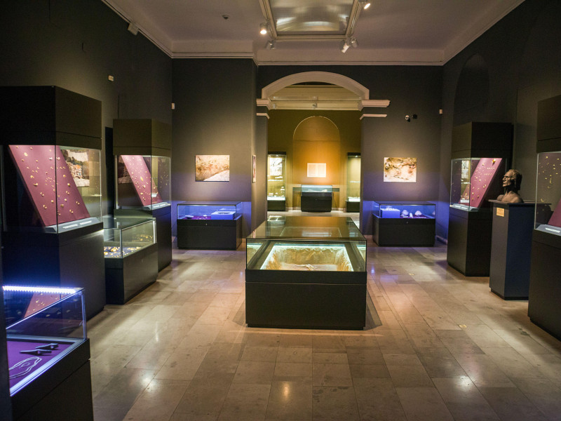 2WPXFTK Treasures of the Varna chalcolith necropolis. Museum: Varna Archaeological Museum.