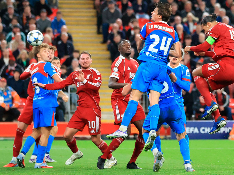 Le Normand defiende a Van Dijk en el momento en que el central del Liverpool cabecea para poner el 3-2 frente al Atlético de Madrid