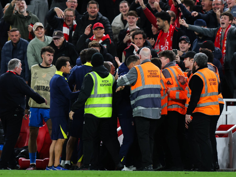Simeone se encara con un seguidor del Liverpool tras recibir insultos