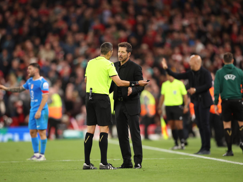 Simeone habla con el árbitro del Liverpool - Atlético tras ser expulsado