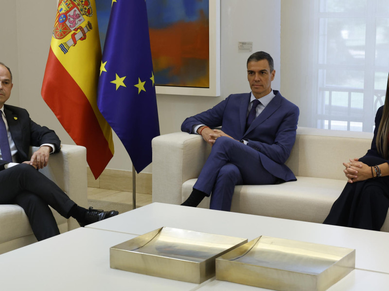 Pedro Sánchez mantiene un encuentro con secretario general de JxCat, Jordi Turull (i), y con Míriam Nogueras, portavoz del partido en el Congreso de los Diputados