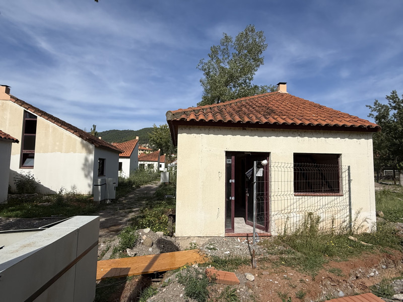 Un dels bungalous de la zona de l'estació de la Pobla de Segur que s'està rehabilitant per allotjar estudiants