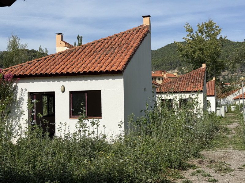 Zona de l'antiga Àrea Vacacional de la Pobla de Segur on hi ha construïts 18 bungalous.