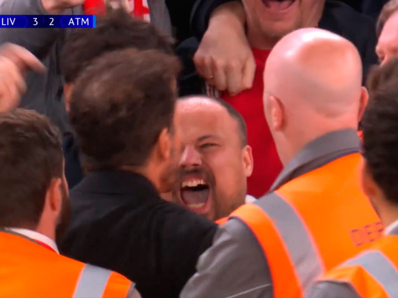 El aficionado Jonathan Luke Poulter se grita con Simeone tras el gol de Van Dijk.