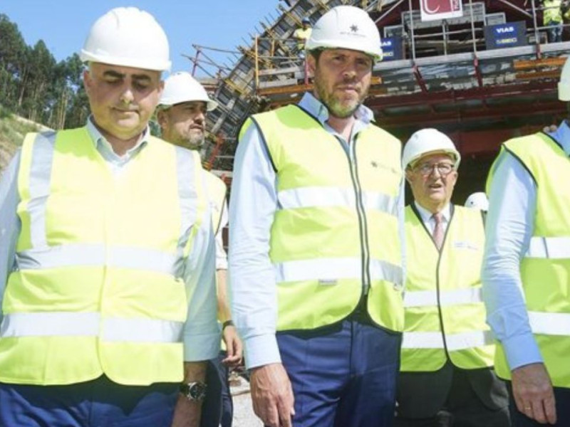 Roberto Media y Óscar Puente durante la visita del ministro a las obras del nudo de autovías de Torrelavega en julio de 2024