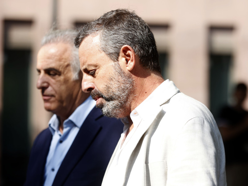 Sandro Rosell, junto a su abogado Pau Molins, a la salida del juzgado.