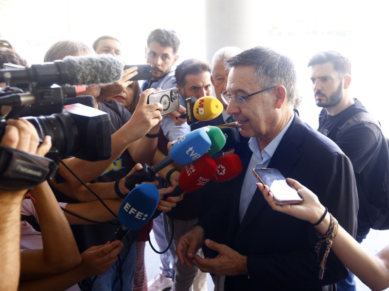 Josep Maria Bartomeu habla con los medios tras su comparecencia ante el juez.