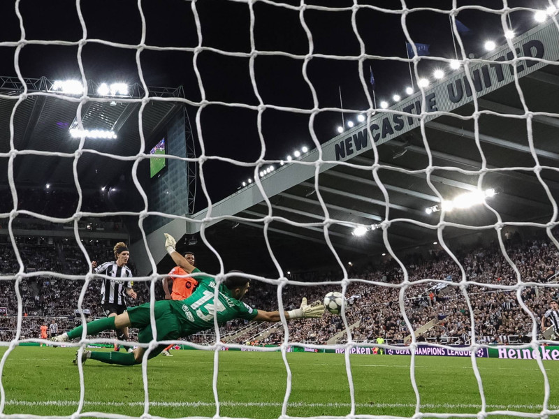 Joan García, en el Newcastle - Barcelona