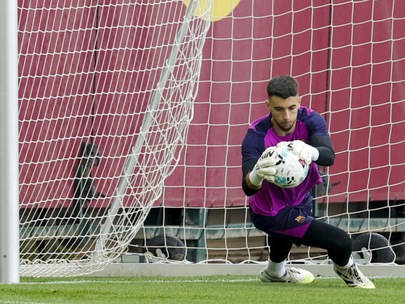 Joan García, en un entrenamiento del FC Barcelona
