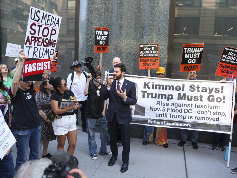 Personas protestan en reacción a la suspensión del presentador de televisión estadounidense Jimmy Kimmel