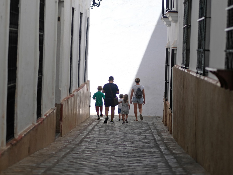 Una familia en un pueblo de España