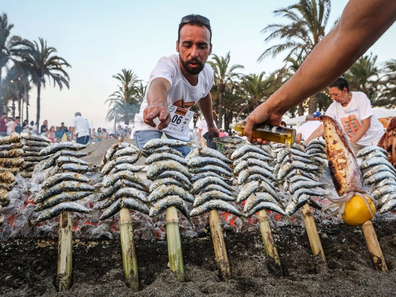 Espetos de sardina al calor de los rescoldosLa octava edición del Concurso de Espetos Costa del Sol, organizado por el Círculo de Empresarios de Torremolinos (Málaga), se celebrará este año el 27 de agosto en la playa de La Carihuela, junto a la Plaza del Remo. La organización tiene previsto que más de 20 espeteros profesionales compitan por el título de 'Mejor Espetero de la Costa del Sol'.POLITICA ANDALUCÍA ESPAÑA EUROPA ECONOMIA MÁLAGACÍRCULO DE EMPRESARIOS DE TORREMOLINOS