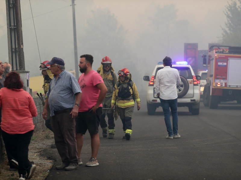 La proximidad del fuego a las casas obligó a decretar el nivel 2 de alerta
