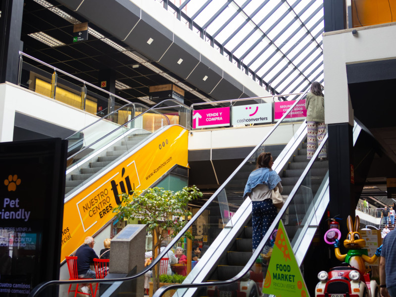 Interior de Cuatro Caminos Centro Comercial en A Coruña
