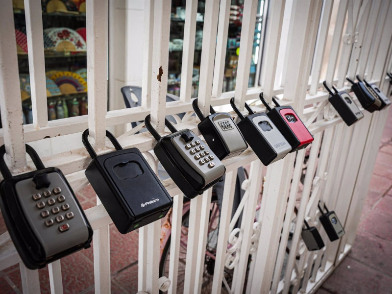Candados de los apartamentos turísticos en el centro de una ciudad
